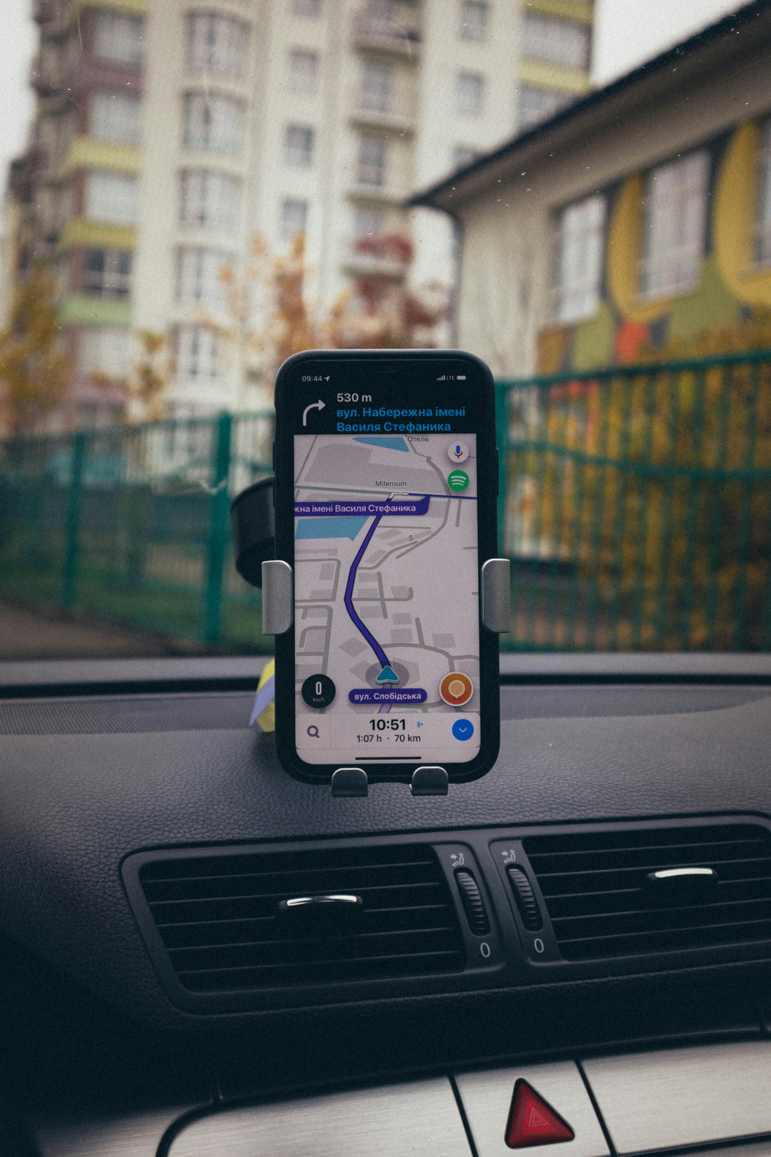 Accesorii auto utile pentru telefon și drumuri mai simple