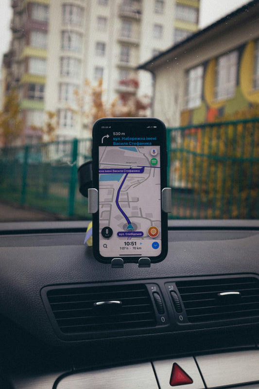 Accesorii auto utile pentru telefon și drumuri mai simple